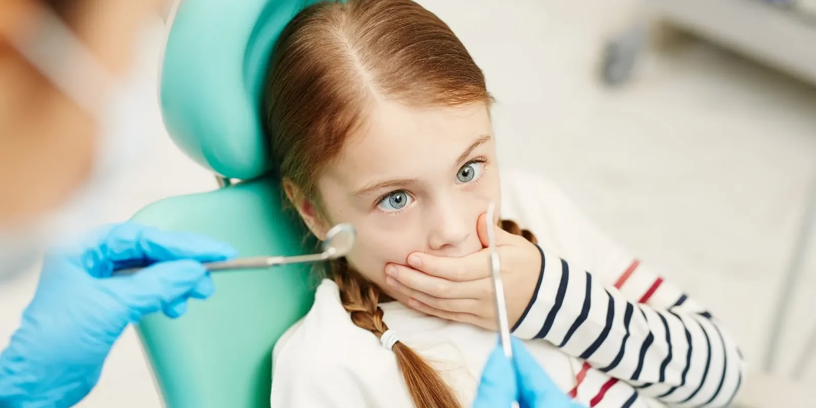 Menina na cadeira do dentista com medo, ansiedade e odontologia Menina na cadeira do dentista com medo, ansiedade e odontologia