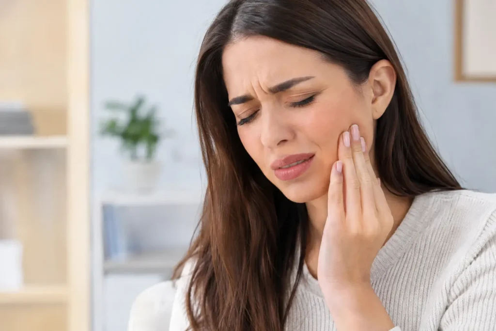 Mulher sentindo dor de dente - dentista em São Paulo