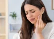 Mulher sentindo dor de dente - dentista em São Paulo